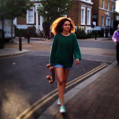Izzy Bizu image and pictorial